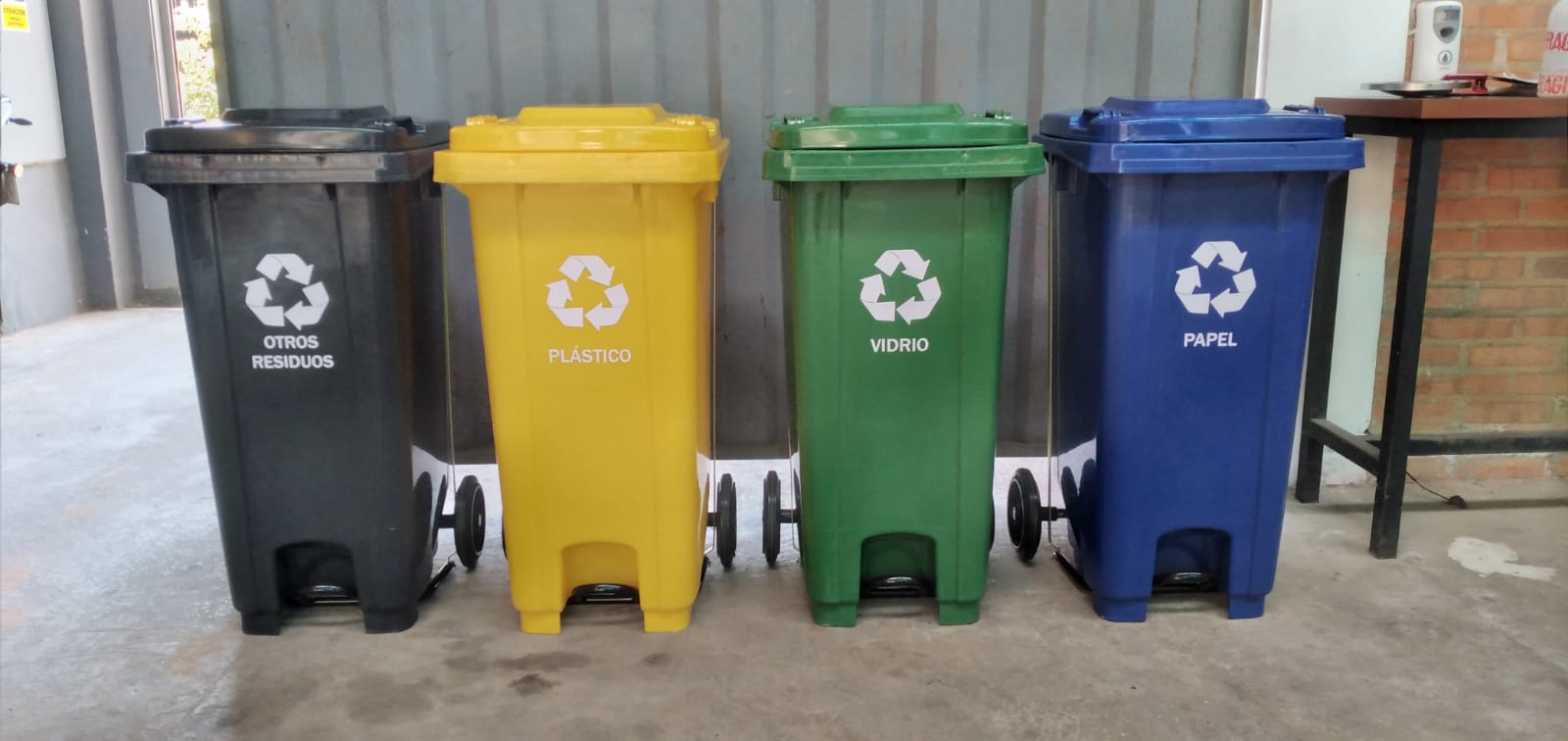 Basurero de 240 L c/ Rueda y Pedal DC - Imagen 2