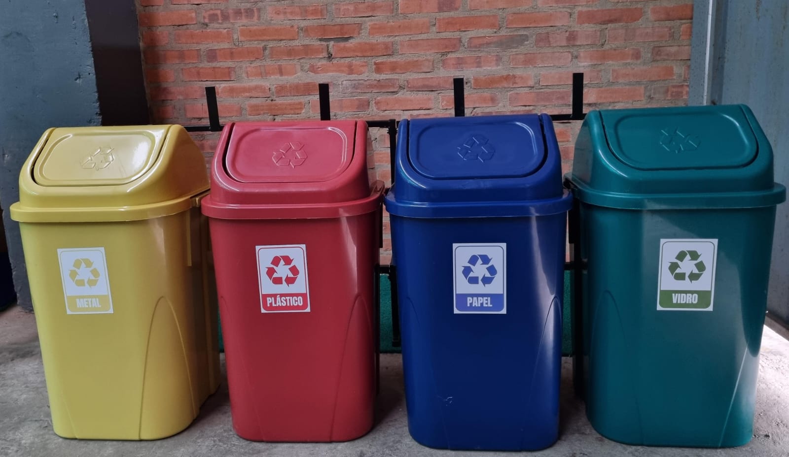 Basurero Plastico 60L c/ Soporte de Metal, Set de 4 - Imagen 3