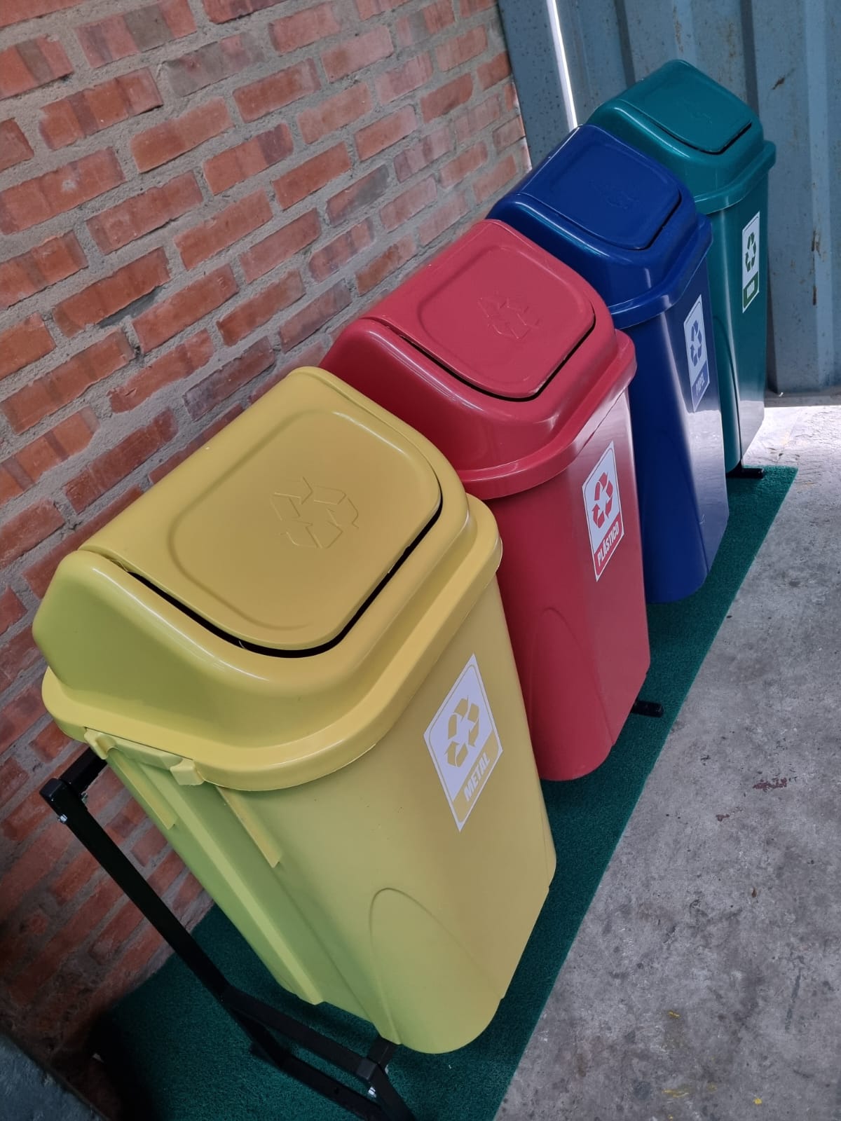 Basurero Plastico 60L c/ Soporte de Metal, Set de 4 - Imagen 2