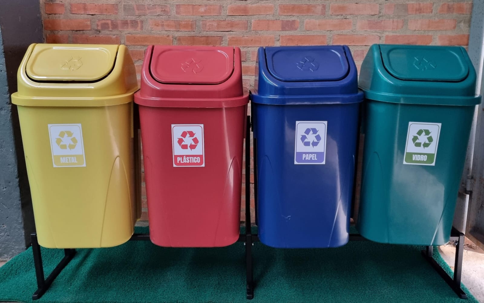 Basurero Plastico 60L c/ Soporte de Metal, Set de 4
