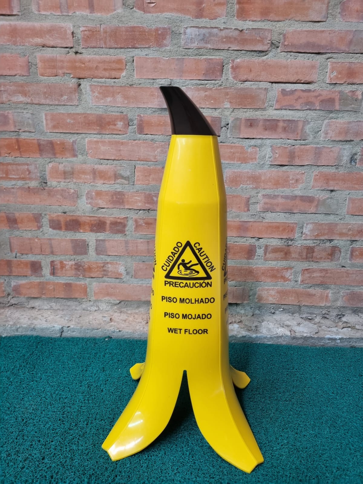 Cartel señalizador piso mojado cono banana